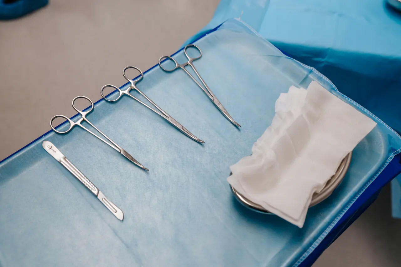Surgical instruments and folded cloths arranged on a medical tray